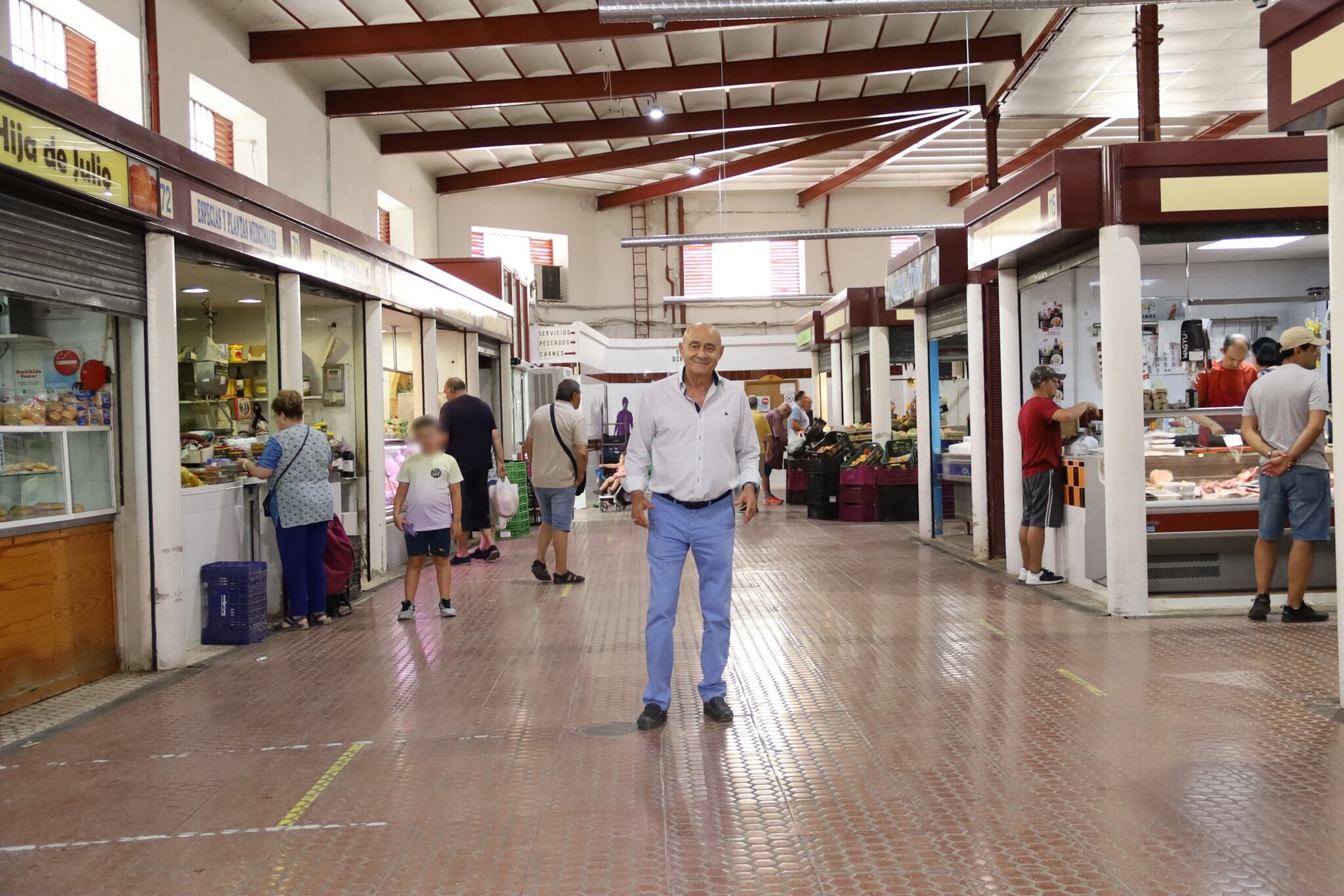 El concejal de Comercio, Industria y Artesanía, José Luis Madueño, en su visita al mercado de abastos - AYUNTAMIENTO DE ÚBEDA