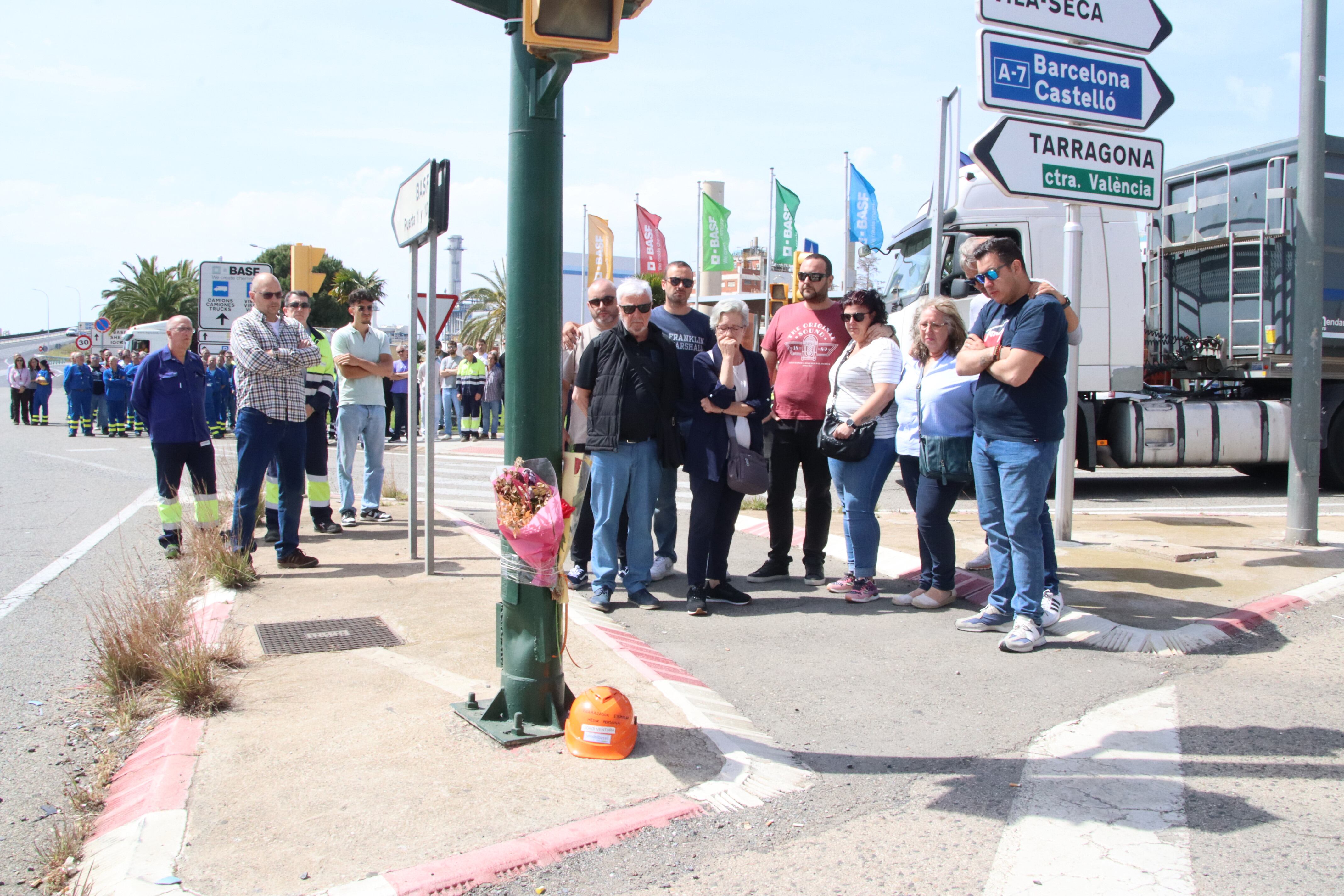 Els treballadors de BASF homenatgen el company mort en el punt on es va produir el sinistre