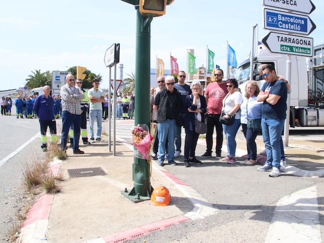 Els treballadors de BASF homenatgen el company mort en el punt on es va produir el sinistre