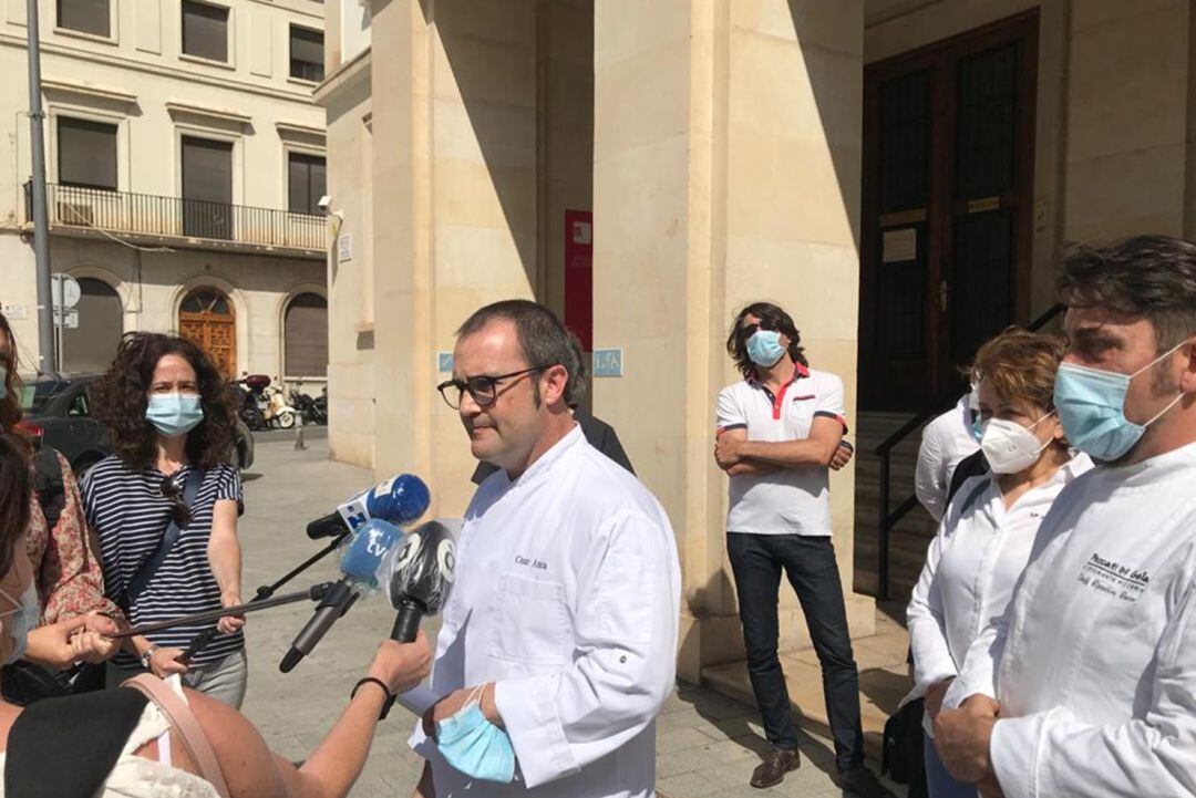 César Anca, atendiendo a los medios de comunicación