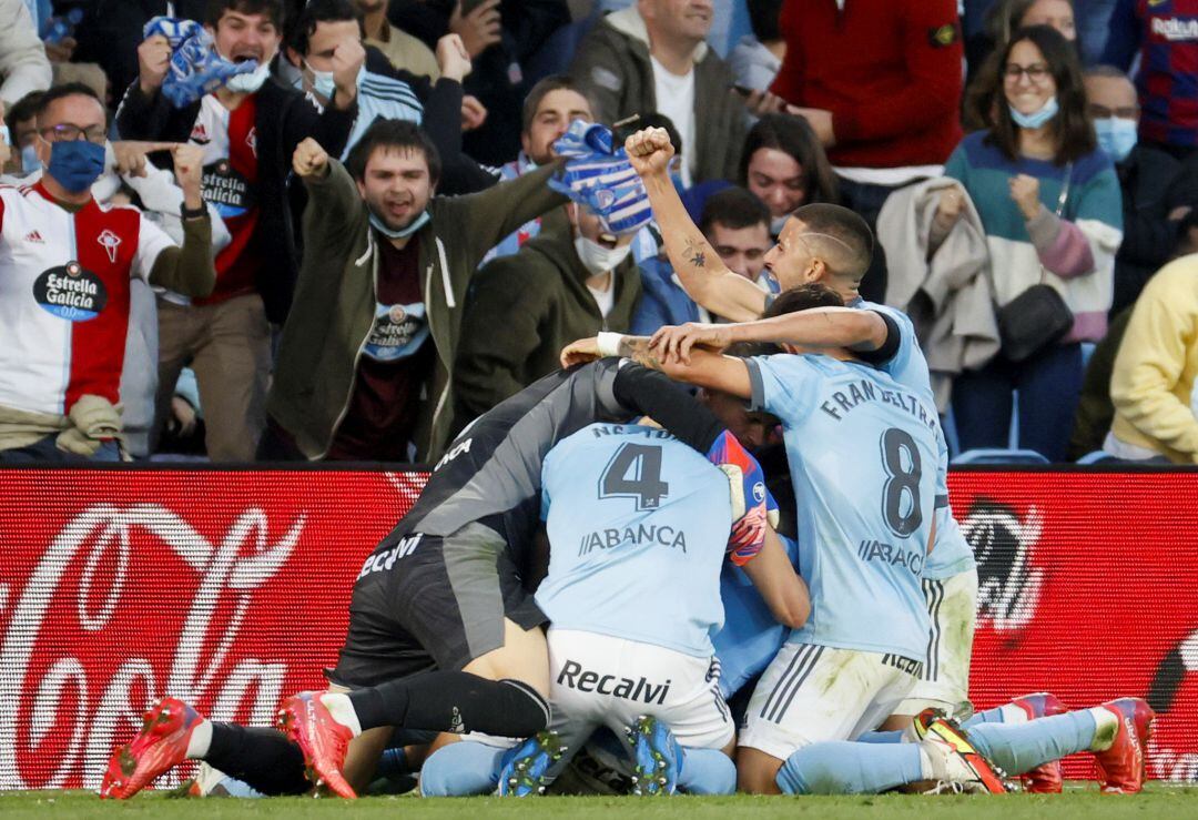 Imagen de archivo de varios jugadores celebrando un gol