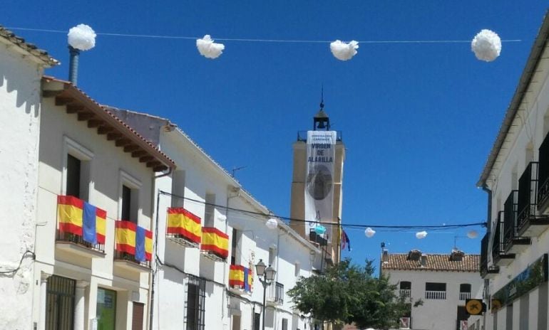 Guirnaldas y banderas para adornar las calles de Fuentidueña