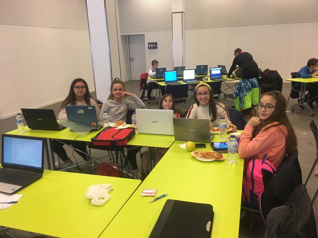 Alumnas del colegio General Fresneda durante la jornada en el SIMO