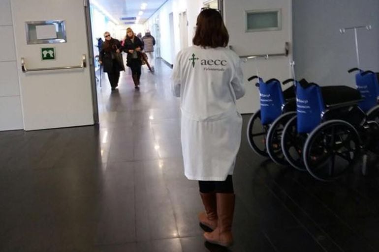 Una voluntaria de la aecc en un Hospital de Zamora