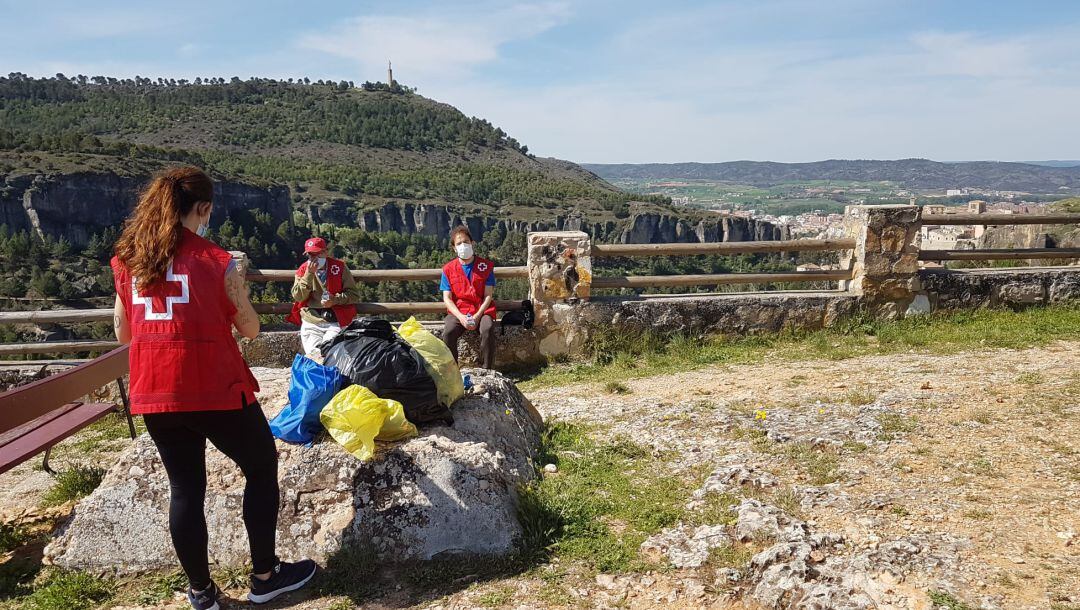 Recogida de basura en el entorno del barrio del Castillo de Cuenca llevada a cabo por voluntarios de Cruz Roja.