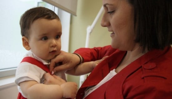 El Gonzalo amb la seva mare, Maria José, aquest dijous en una visita pediatrica rutinària a Sant Joan de Déu