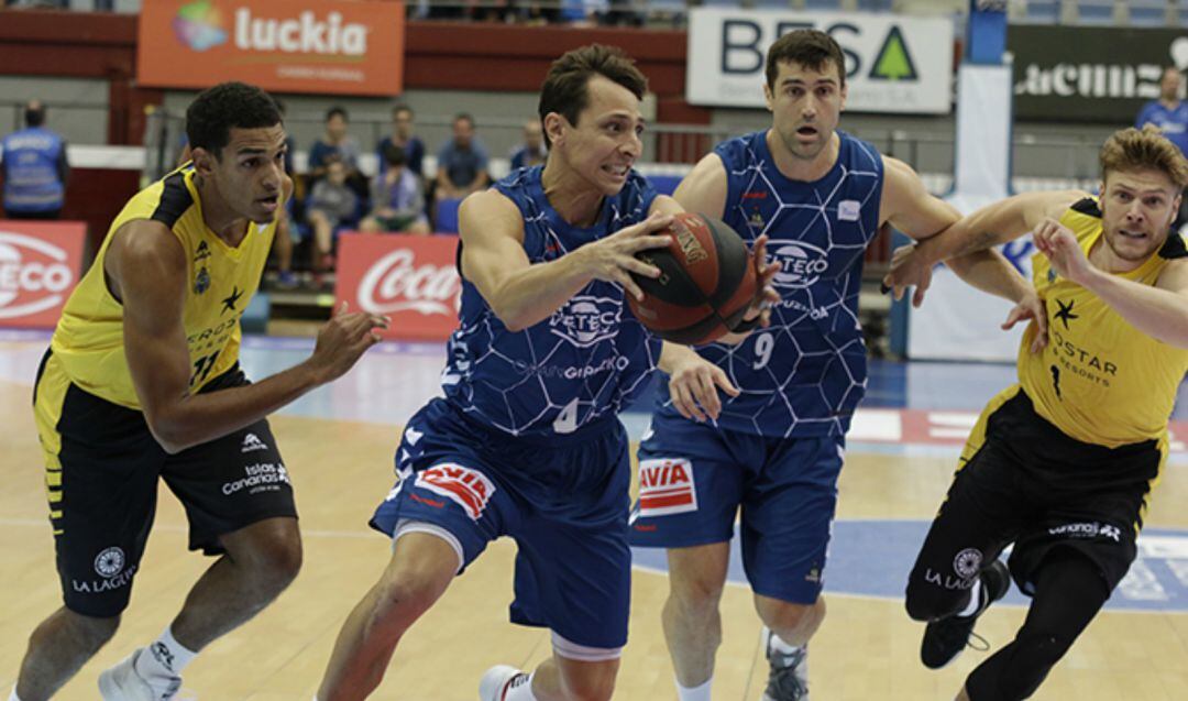 Van lacke pelea por un balón en un partido contra Iberostar Tenerife