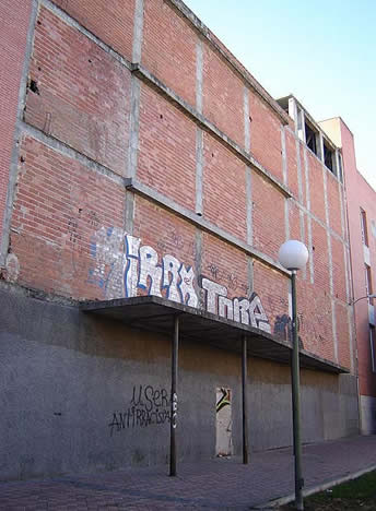 Fachada del Teatro Almendrales en Usera