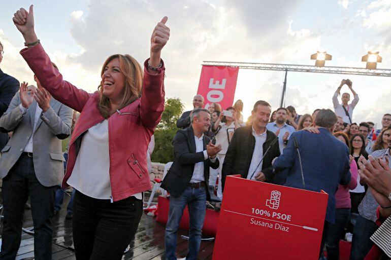 La presidenta de la Junta de Andalucía y candidata a las primarias del PSOE, Susana Díaz, saluda a su llegada al acto con militantes en el anfiteatro del Parque de Cabecera de València