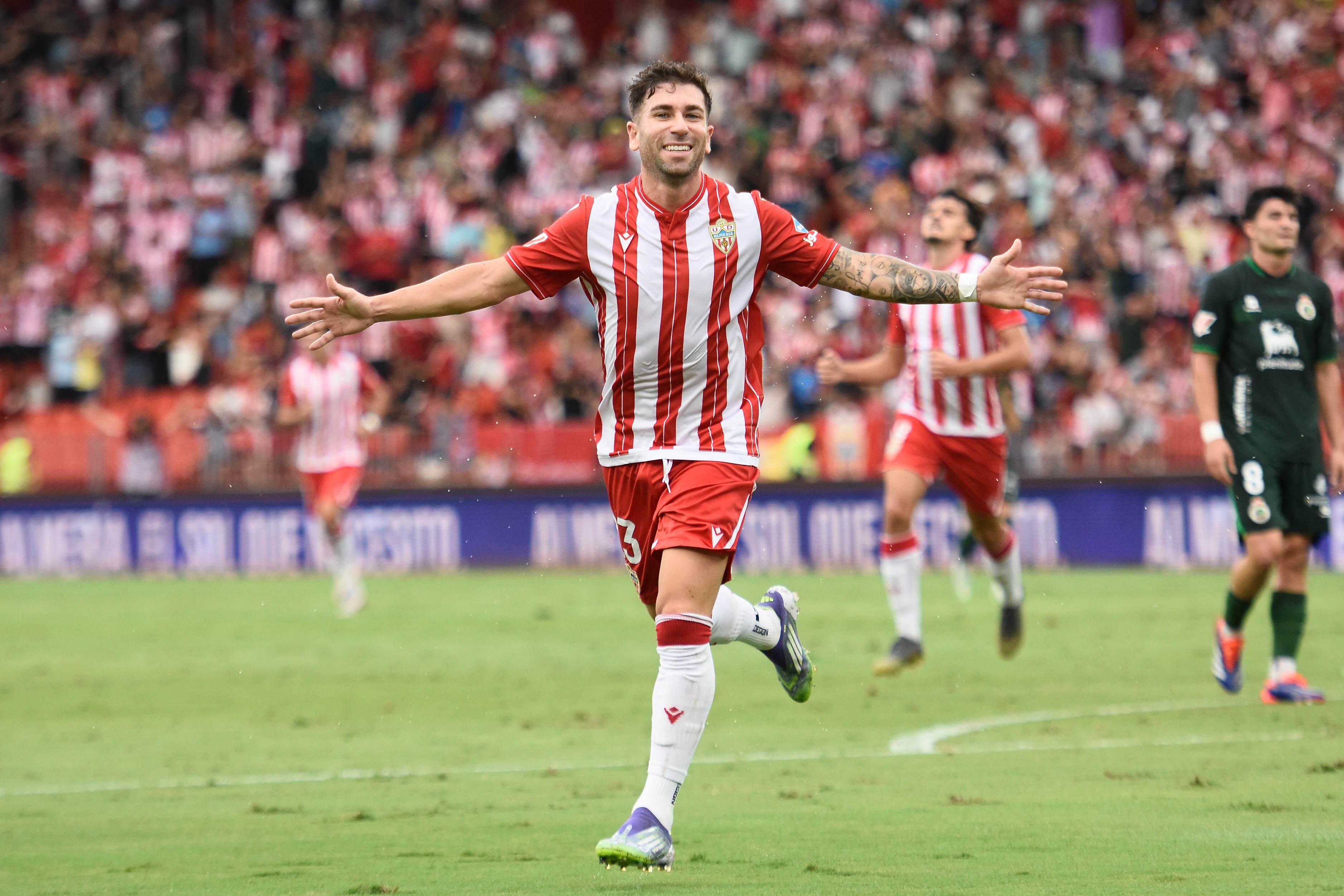 No es un futbolista más en la plantilla del Almería.