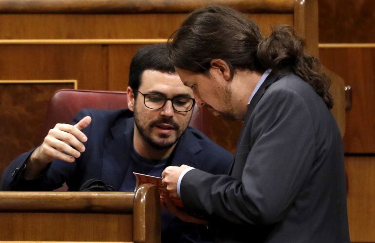 El líder de Podemos, Pablo Iglesias, y el coordinador general de Izquierda Unida, Alberto Garzón.