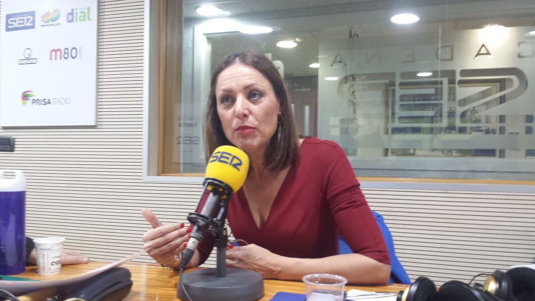 Cristina Tavío, en una foto de archivo en los estudios de Radio Club Tenerife - Cadena SER