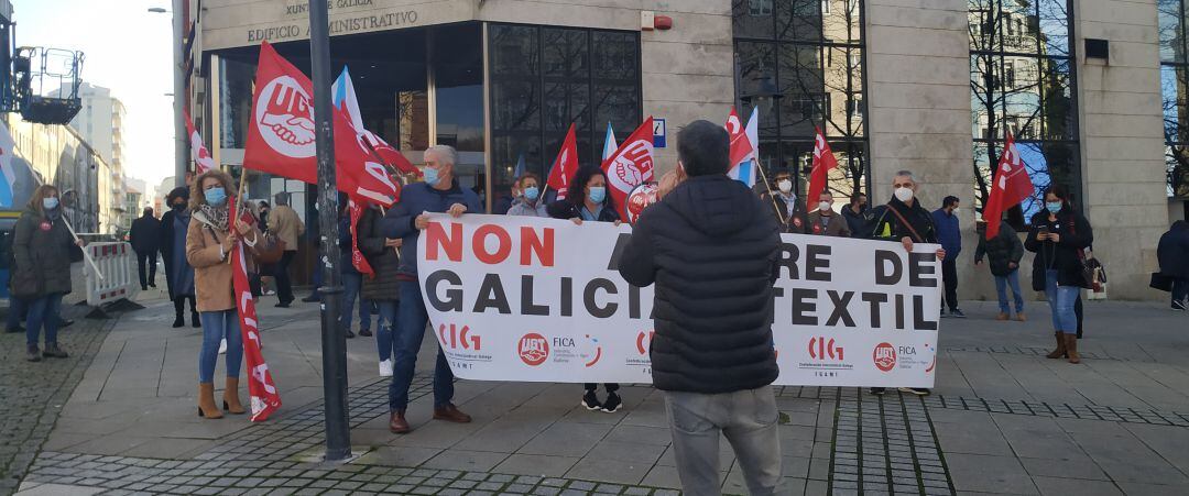 Los trabajadores de Galicia Textil se han concentrado esta mañana ante la Xunta en Ferrol