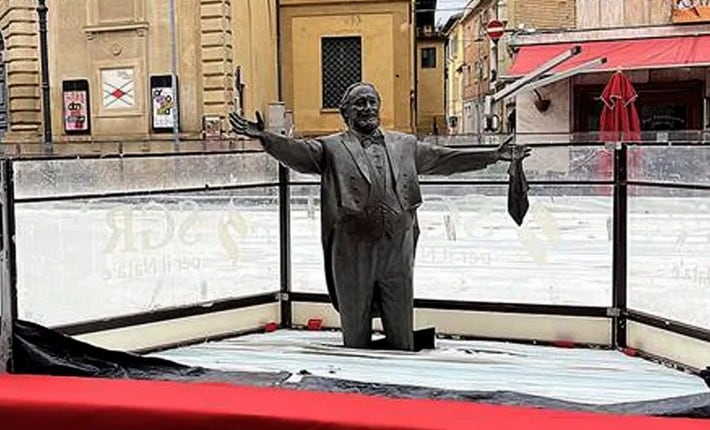 Imagen de la estatua de Pavarotti rodeada por una pista de hielo.