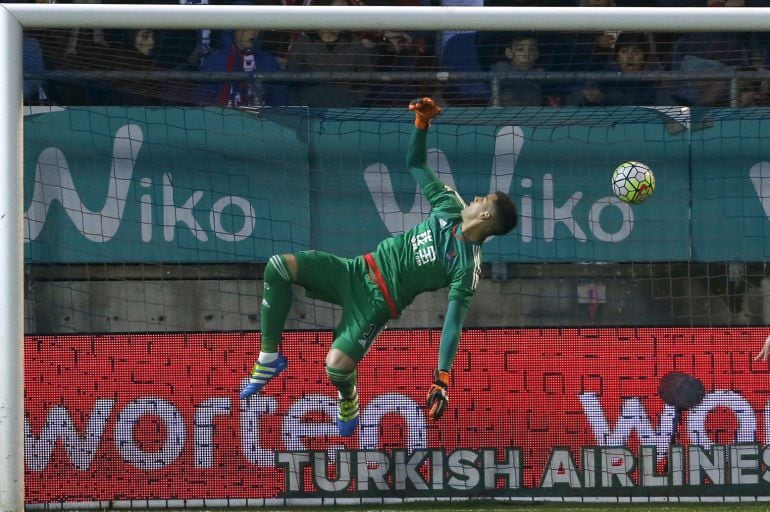 Rulli encaja uno de los dos goles de la derrota contra el Eibar