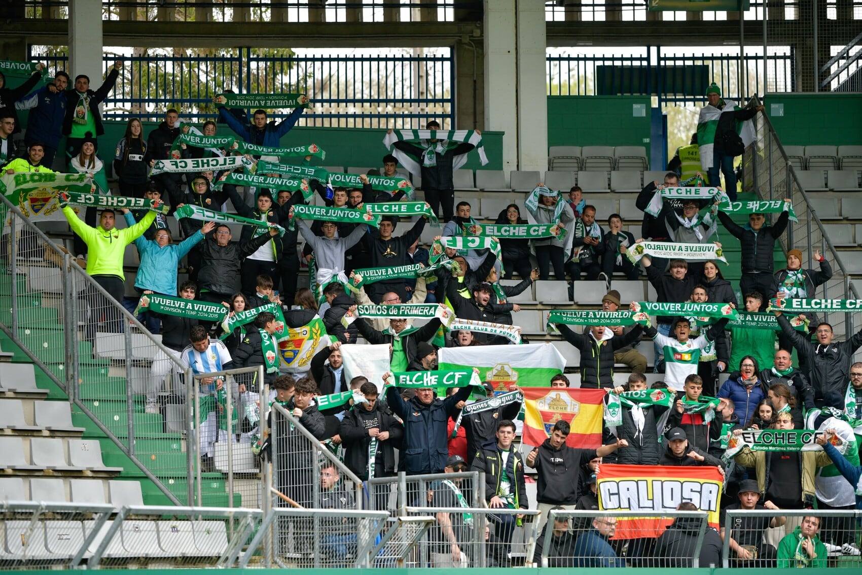 Aficionados del Elche animan a su equipo en un desplazamiento esta temporada