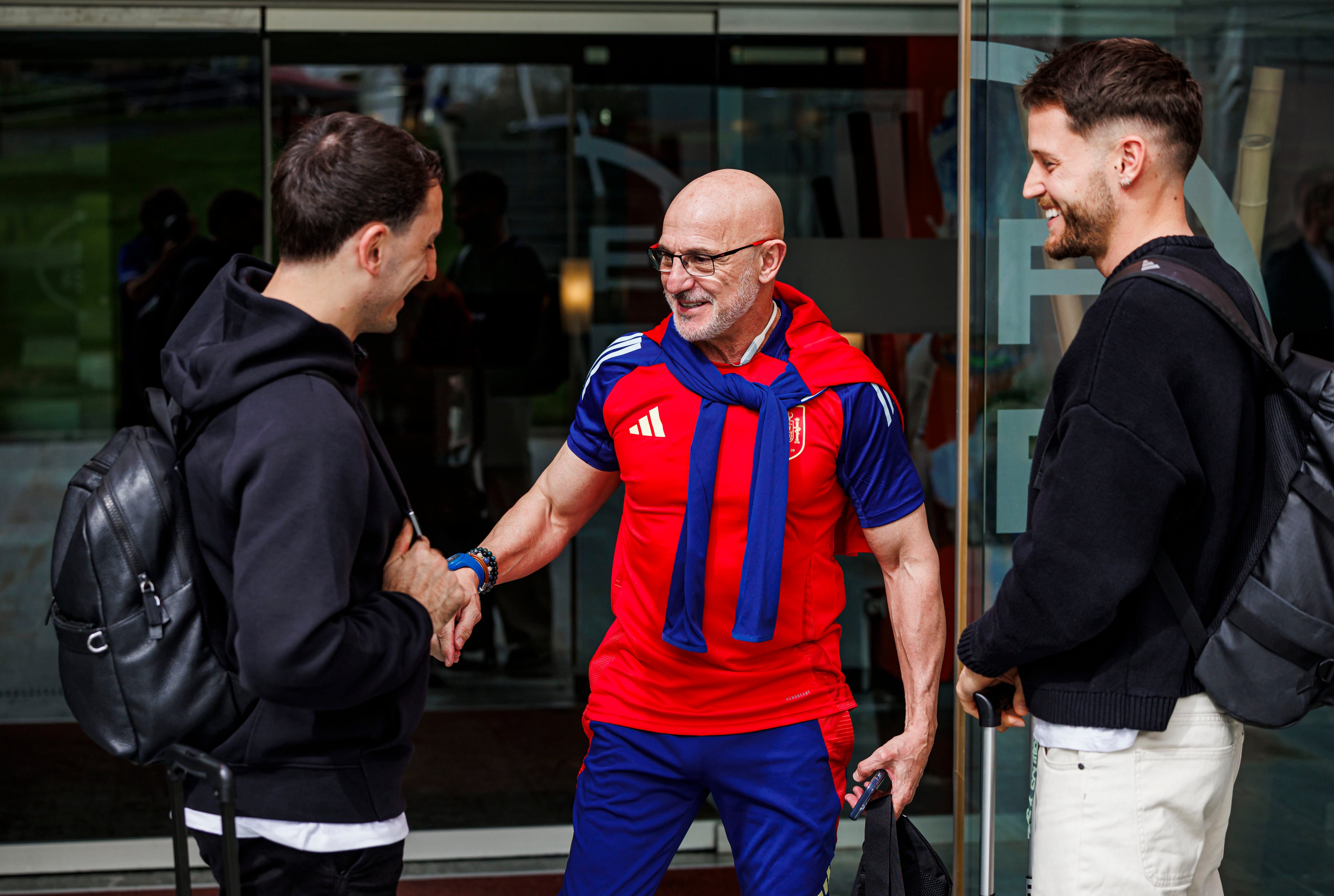 El seleccionador español Luis de la Fuente recibe a los jugadores convocados para los partidos amistosos ante las selecciones de Colombia y Brasil. EFE/ Pablo García/rfef