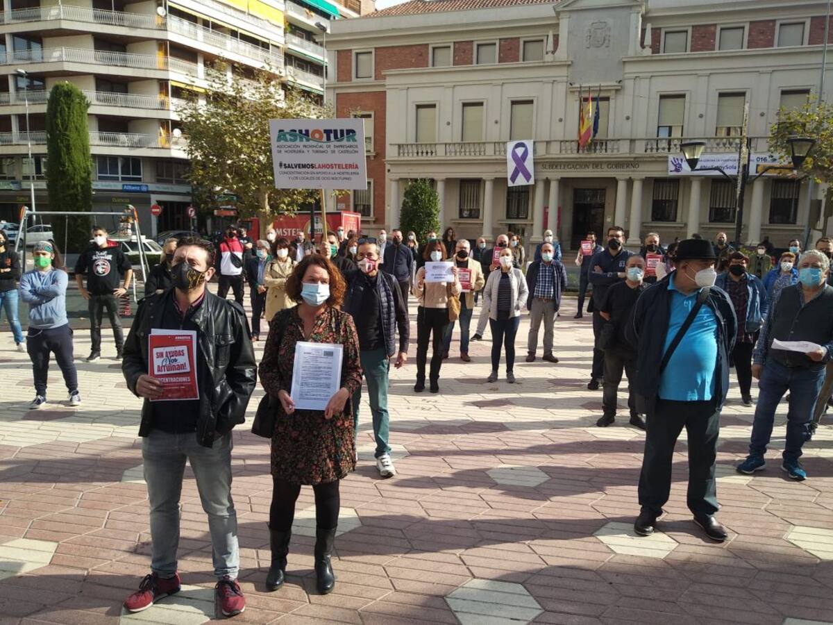 Casi un centenar de trabajadores de la hostelería se concentra en Castelló para reclamar ayudas económicas