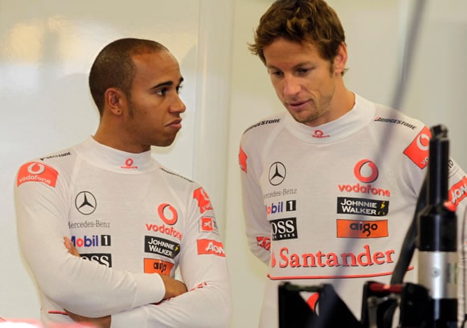 Lewis Hamilton y Jenson Button, durante los entrenamientos libres del Gran Premio de Singapur de Fórmula 1 2010