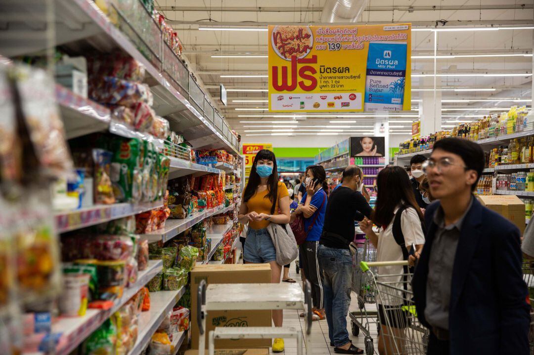 Ciudadanos compran en un supermercado durante la epidemia del coronavirus