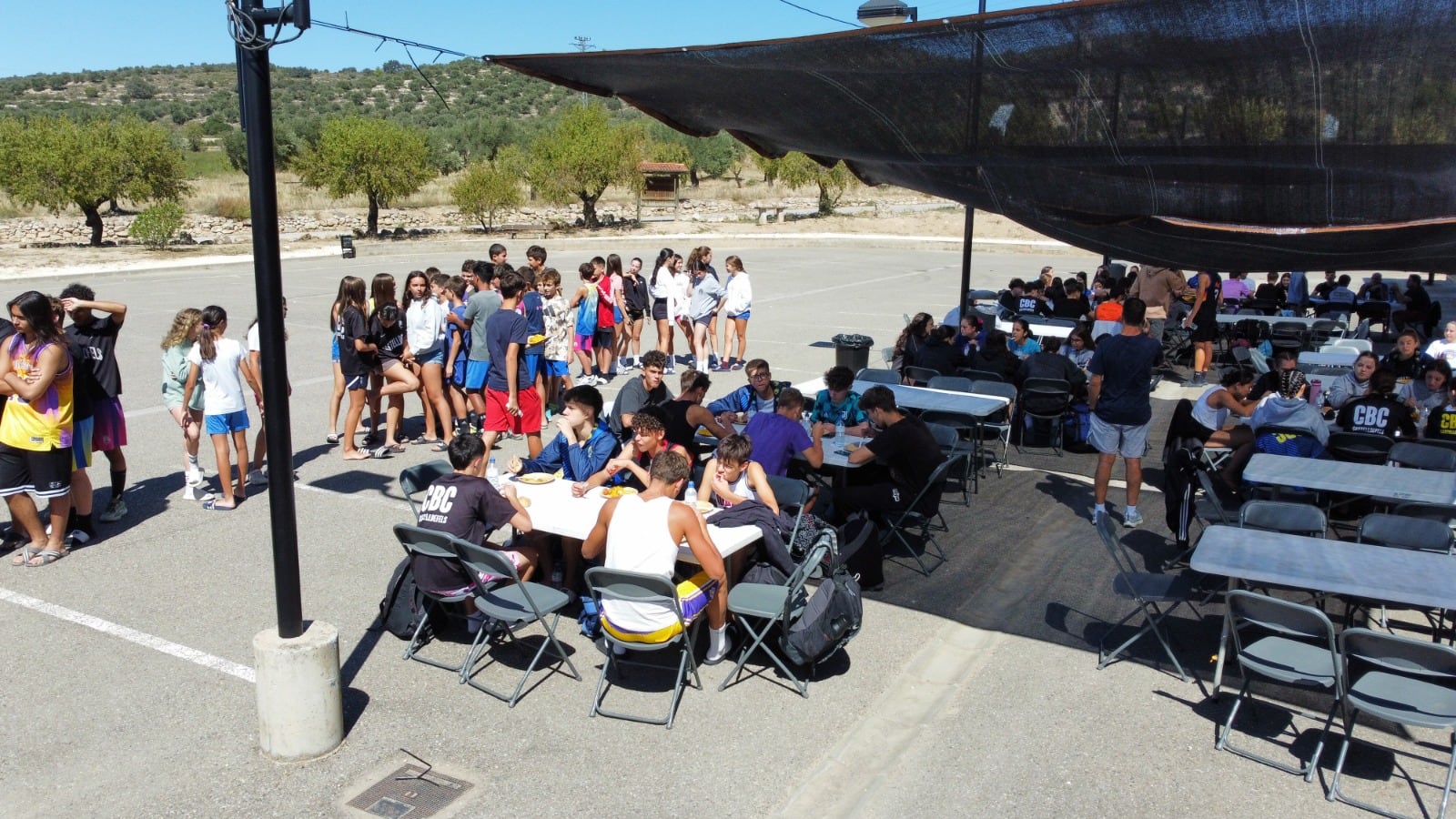 Jóvenes realizando actividades. Foto: Ayuntamiento de Fonz