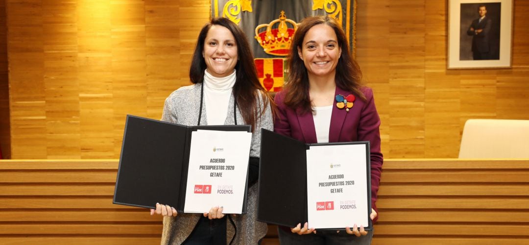 Alba Leo (Podemos) y Sara Hernández (PSOE) con su acuerdo de presupuestos