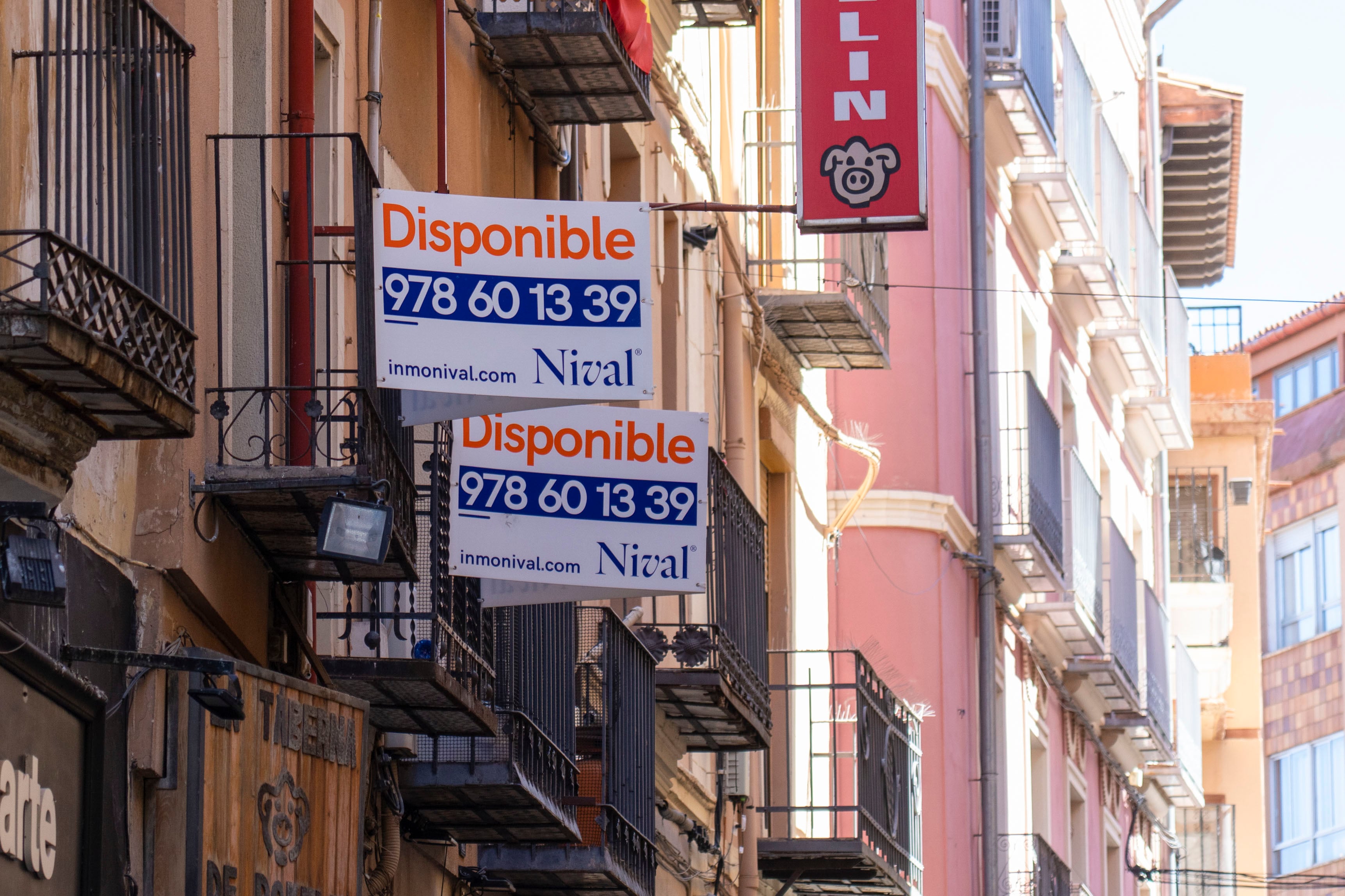 TERUEL, 31/03/2026.- Carteles que anuncian viviendas disponibles en Teruel. EFE/ANtonio Garcia