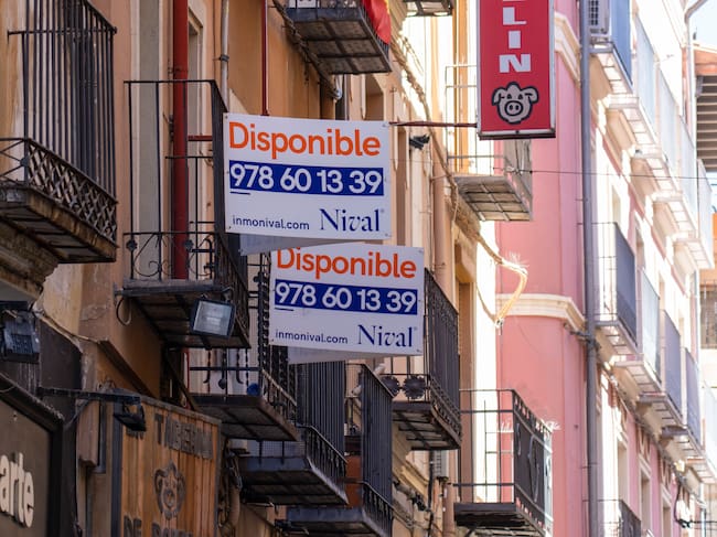 TERUEL, 31/03/2026.- Carteles que anuncian viviendas disponibles en Teruel. EFE/ANtonio Garcia