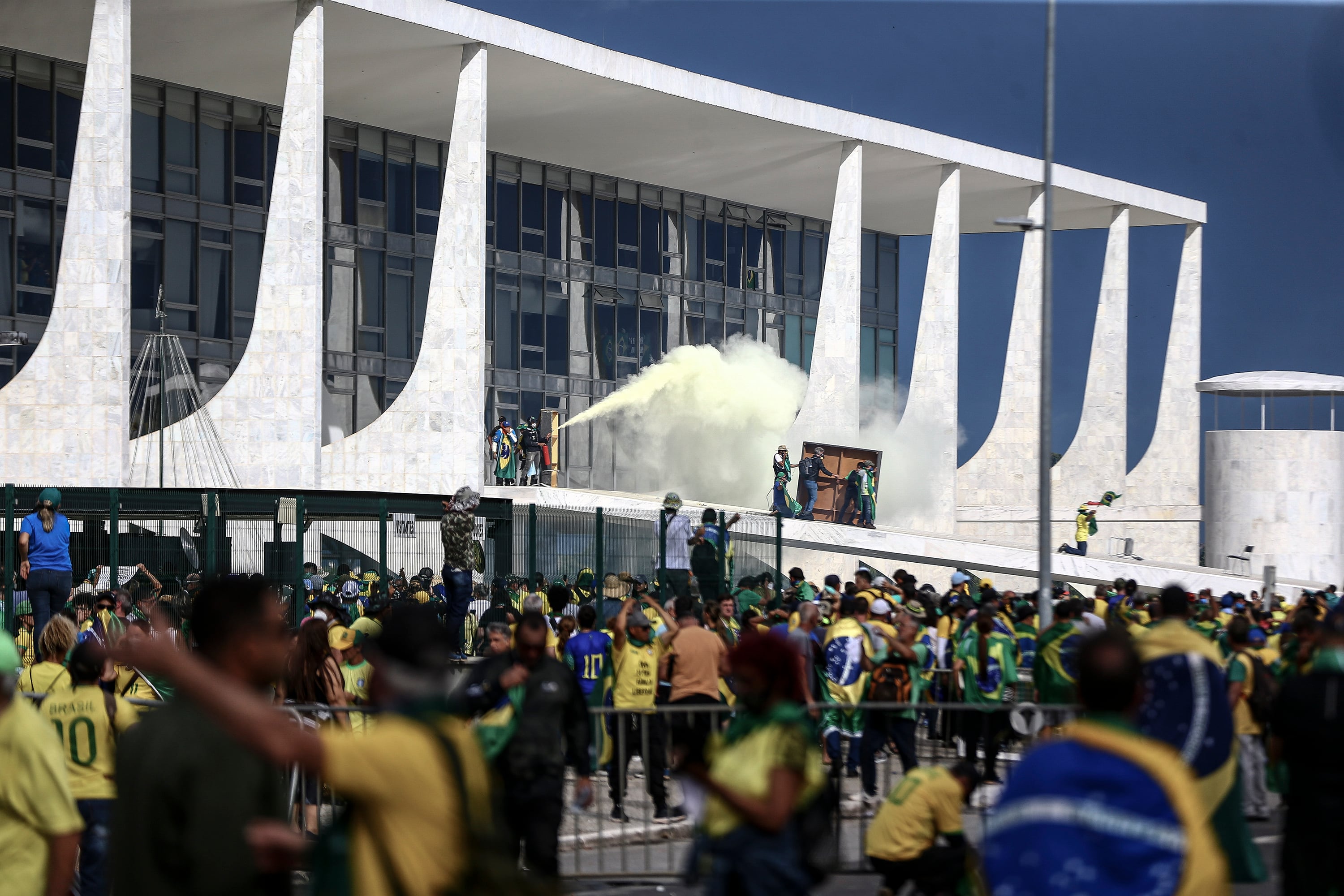 Cientos de seguidores radicales del expresidente Jair Bolsonaro en el palacio presidencial de Planalto, sede del Gobierno de Brasil