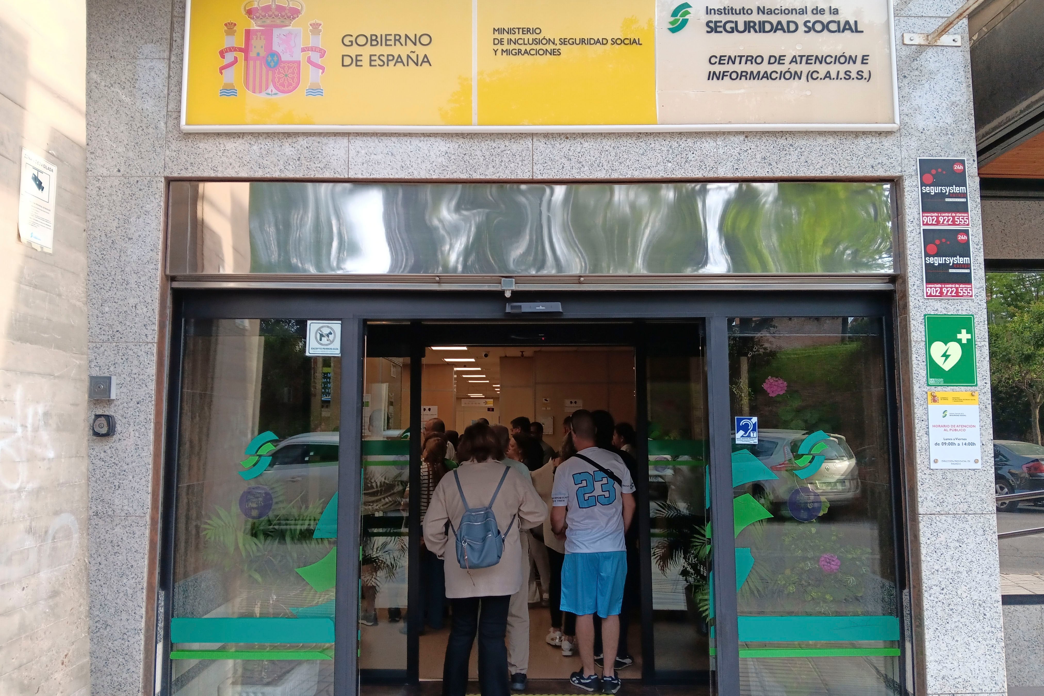 BADAJOZ, 20/04/2026.- Ciudadanos inmigrantes han comenzado a regularizar su situación este lunes en las oficinas habilitadas en Badajoz dentro del proceso extraordinario impulsado por el Gobierno, todos ellos con distintas motivaciones pero con un mismo sueño, disponer de una vida mejor gracias al antes y después que representa este proceso. EFE/José Luis Real