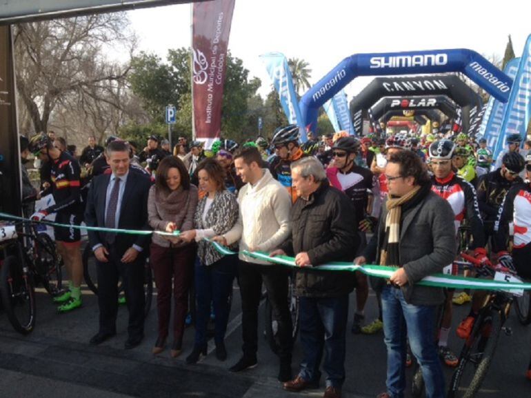 Corte de cinta de la priemra etapa de la Andalucía Bike Race en Córdoba.