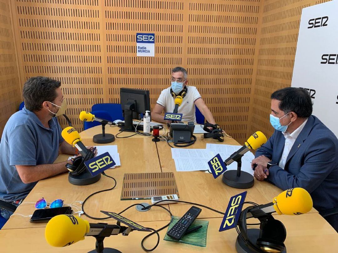 El alcalde y el vice alcalde con Paco Sánchez en el estudio de la SER