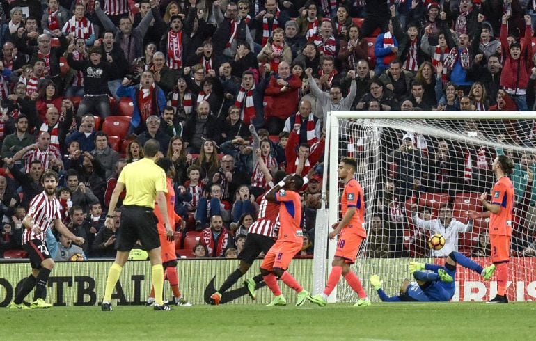 Imagen del encuentro entre Athletic y Granada en el cual se produjo el incidente del fotógrafo