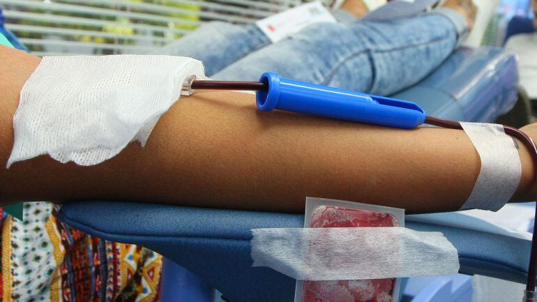 Una chica dona sangre