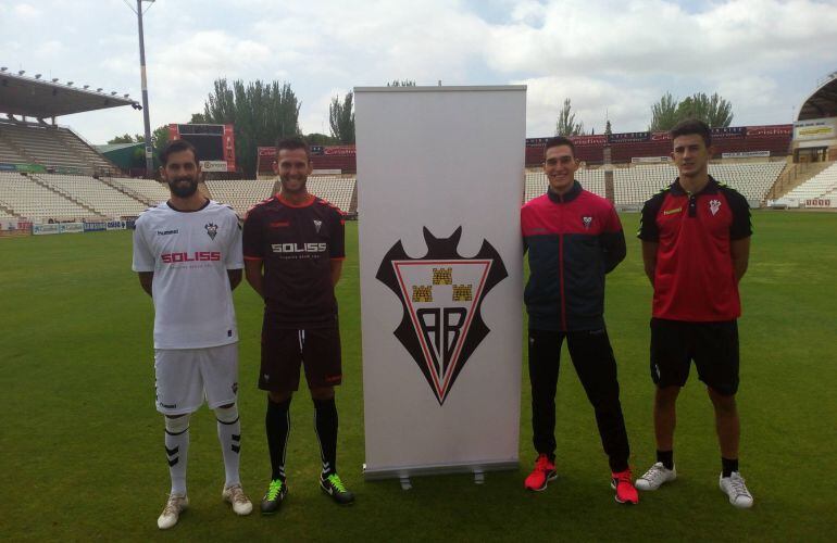 Los jugadores del Alba presentan las equipaciones de la temporada 2016-2017