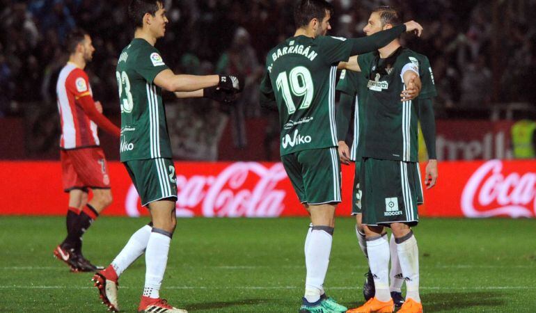 GRAF3312. GIRONA.- El delantero del Real Betis Loren Morón (d) celebra con sus compañeros su gol, primero del equipo ante el Girona, durante el partido de la jornada trigésima segunda de Liga en Primera División que se juega esta noche en el Campo Municip