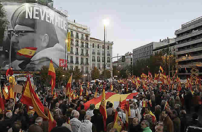 Miles de personas han participado hoy en la manifestación conovocada por la AVT en Madrid