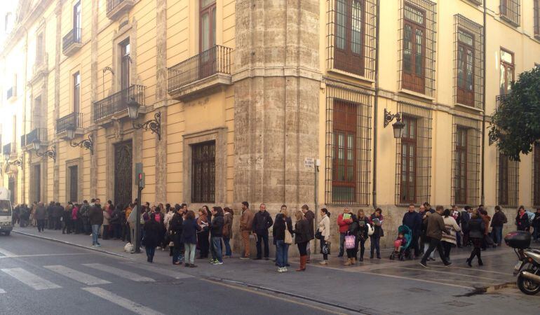 Cola en la puerta del registro municipal de la calle La Sangre que llega hasta Arzobispo Mayoral