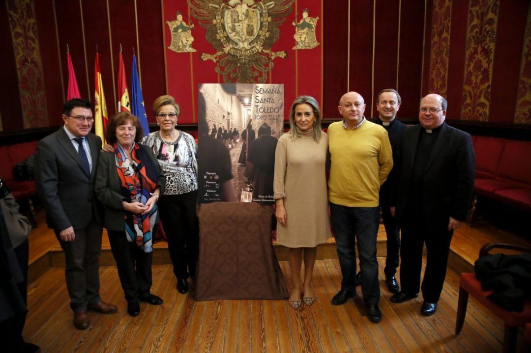 Marisa Martínez, tercera por la izquierda