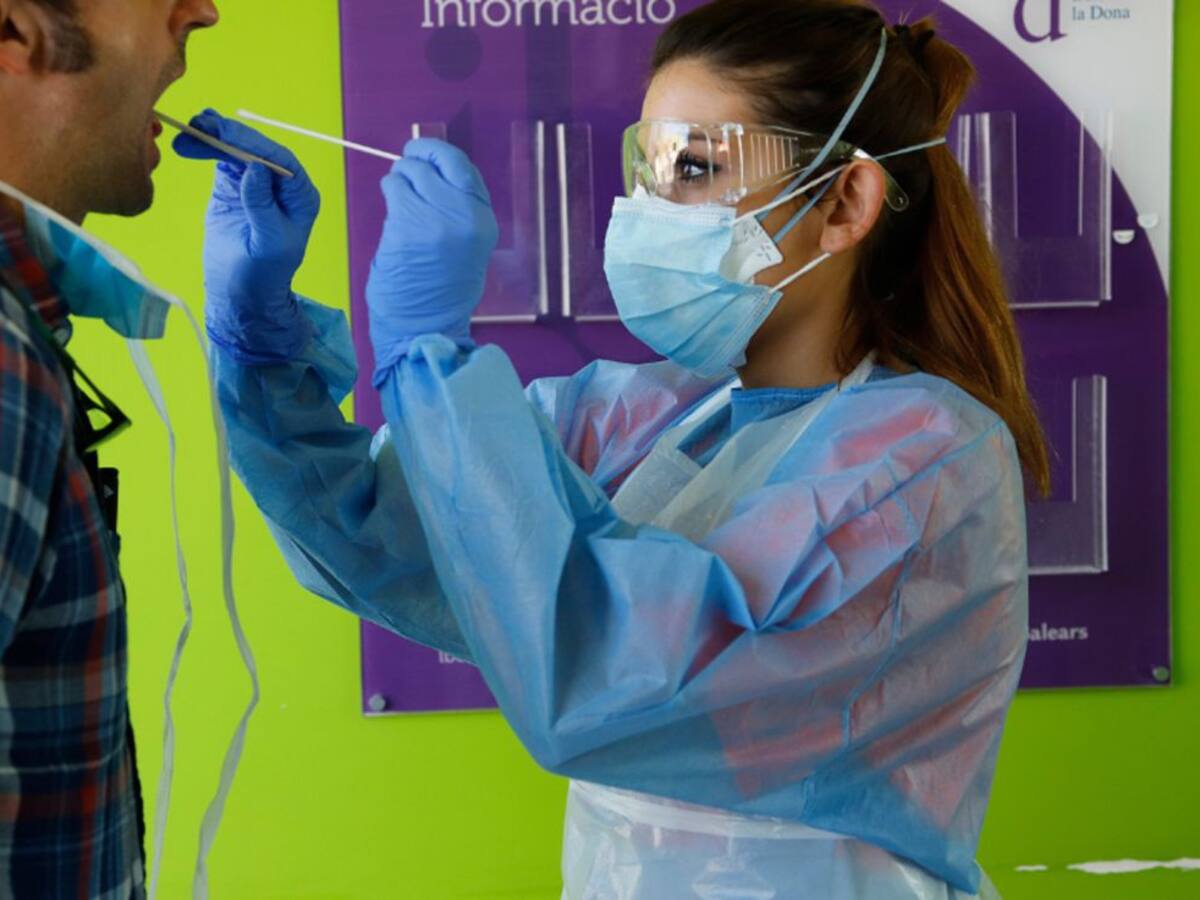 Las Pitiusas bajan de los 1.500 casos activos de covid y tienen menos de 50 enfermos hospitalizados