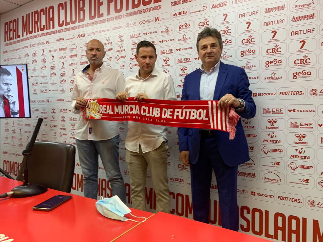 Manolo Molina, Mario Simón y Agustín Ramos en la presentación del nuevo técnico del Real Murcia