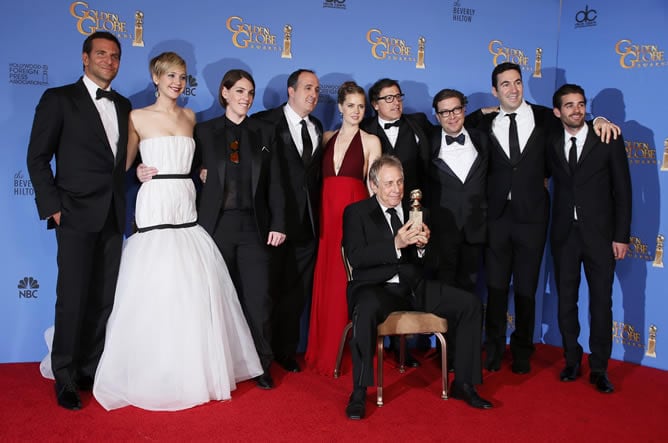 El equipo de &#039;La gran estafa americana&#039; posa con su Globo de Oro a mejor comedia