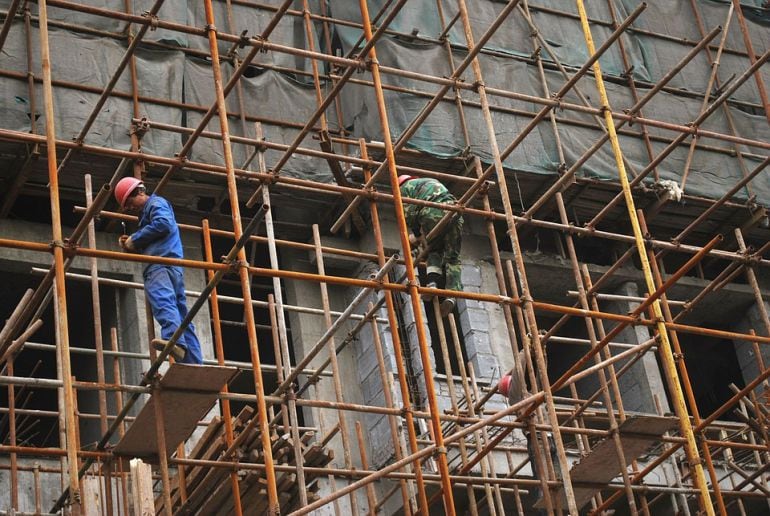 Trabajadores en un andamios