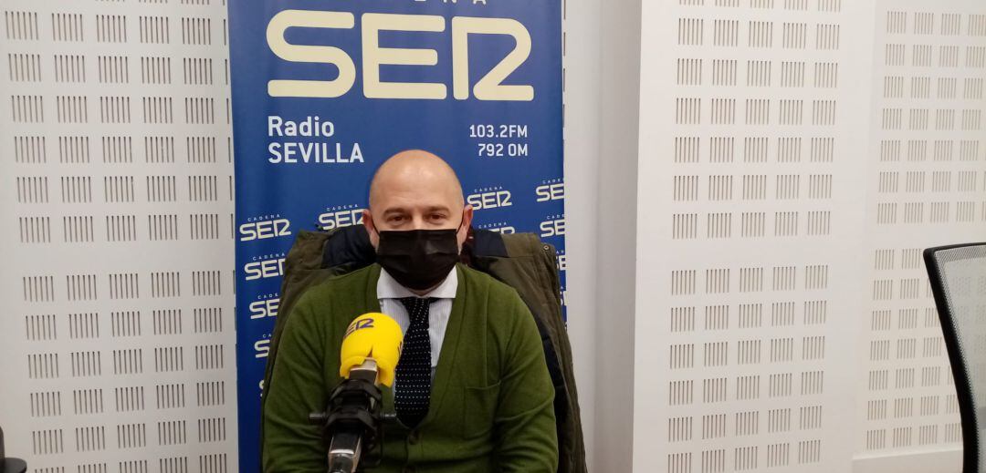 El hermano mayor de la Hermandad del Cristo de la Corona, Alejandro Mateos, en el estudio de Cruz de Guía