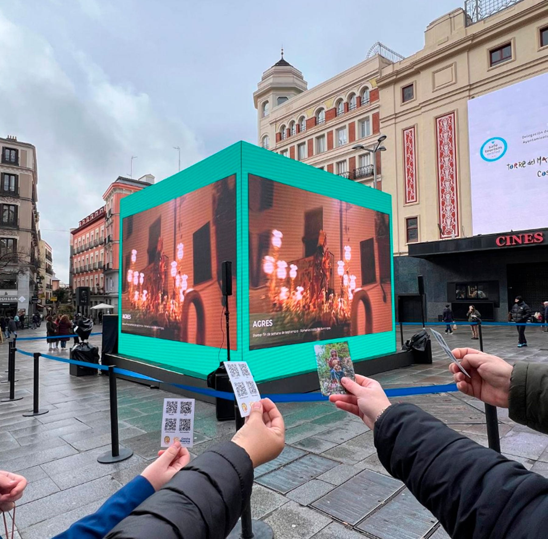 Original imagen de las estampitas de la Mare de Déu d&#039;Agres que se repartieron en la plaza Callao con la imagen de la Virgen al fondo en el cubo instalado por Costa Blanca