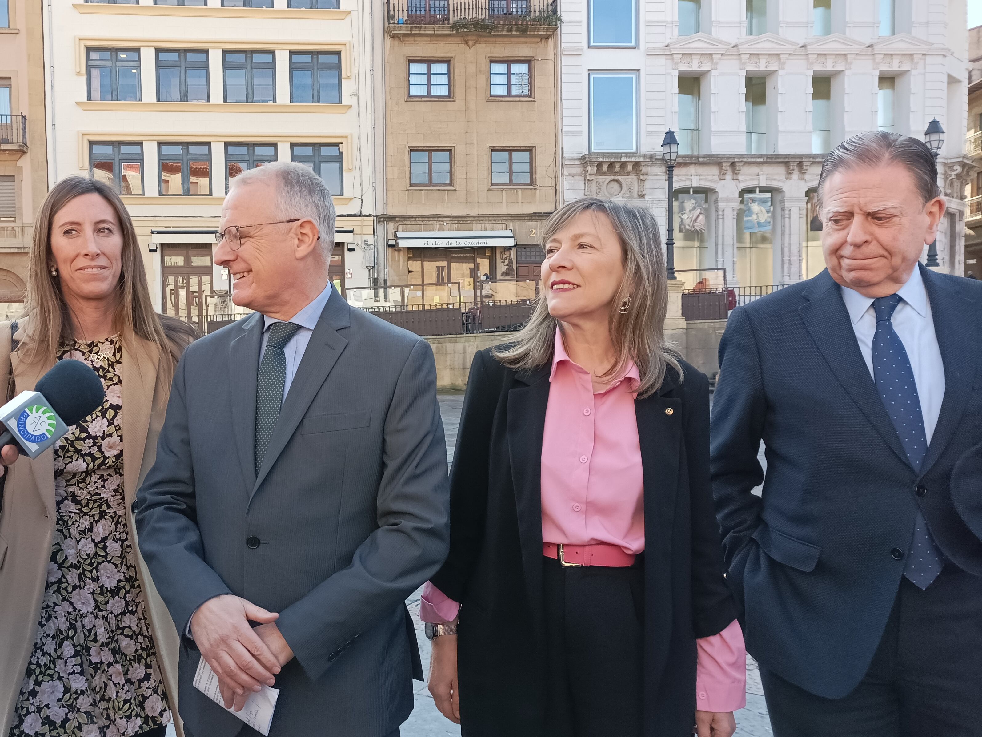 Llamazares (segunda por la derecha) durante la presentación de los cabezas de lista del PP en Oviedo, Gijón y Avilés, flanqueada por Diego Canga y Alfredo Canteli.