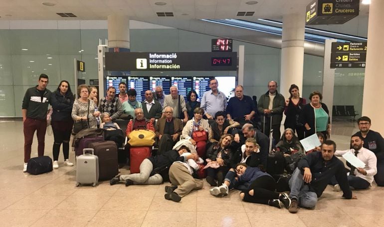 El grupo de medio centenar de viajeros que han pasado la noche en el Prat de Barcelona 