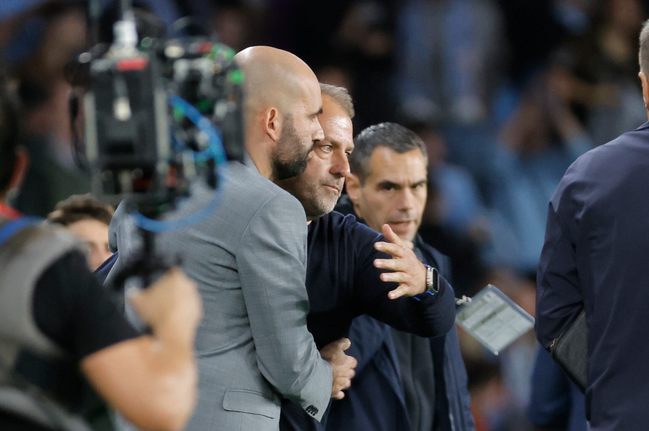 Vigo (Pontevedra), 23/11/2024.- Los técnicos del Celta, Claudio Giráldez (i) y del FC Barcelona, el alemán Hansi Flick, se saludan a la finalización del encuentro correspondiente a la jornada 14 de Laliga EA Sports que disputan hoy sábado Celta y FC Barcelona en el estadio Balaidos de Vigo. EFE / Emilio Lavandeira.
