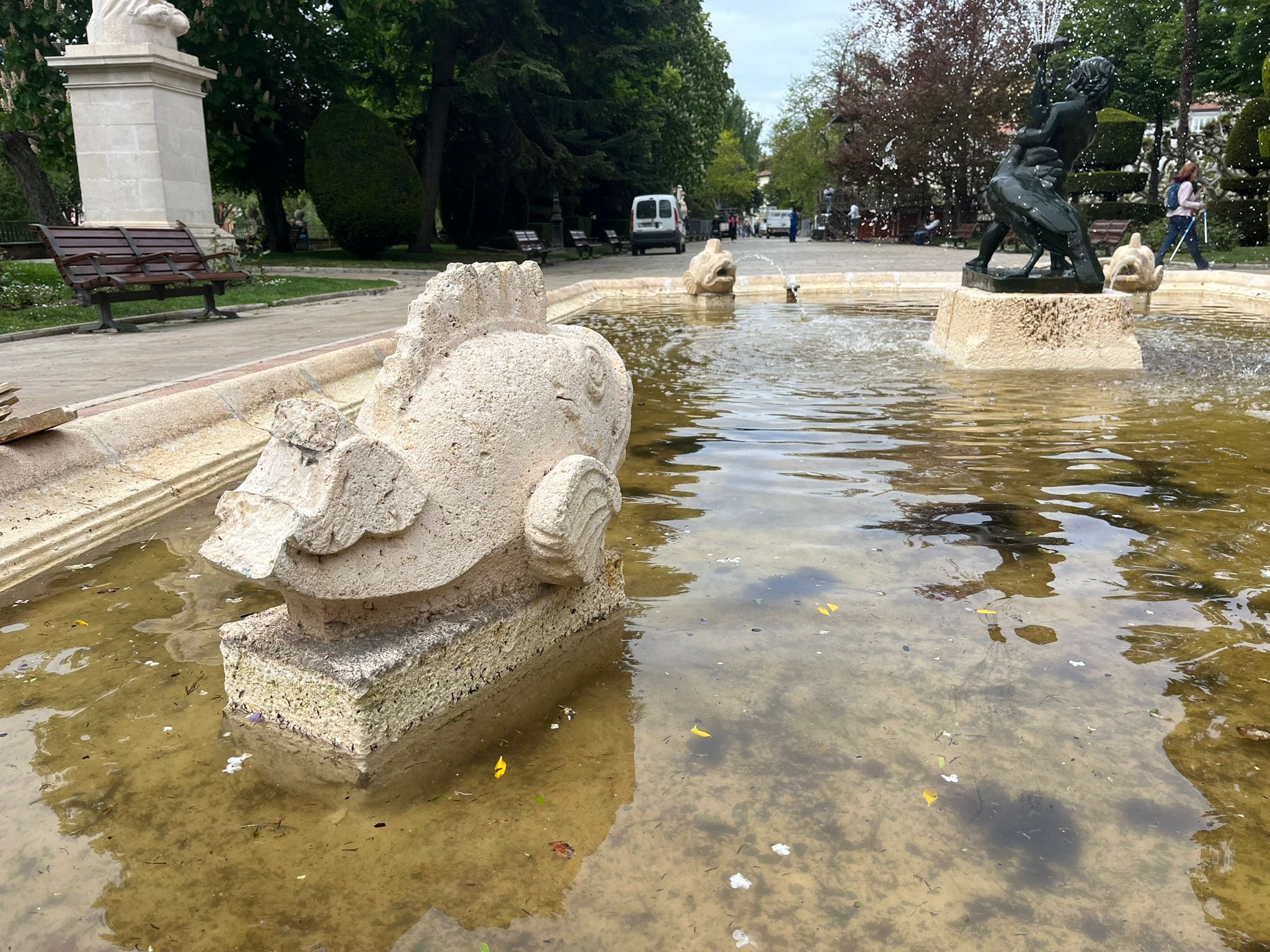 Escultura vandalizada tras el fin de la Fiesta de las Flores