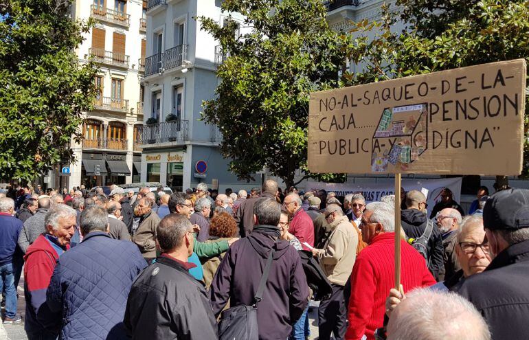 Concentración por las pensiones en la Plaza del Carmen de Granada